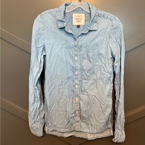 🌀Light Blue Chambray Button-Up Shirt